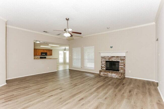 125 Adams Drive, Crowley, TX 76036 photo 4