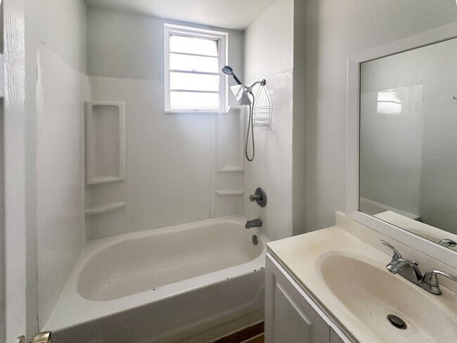 702 S Gevers St San Antonio, TX 78203 photo 5
