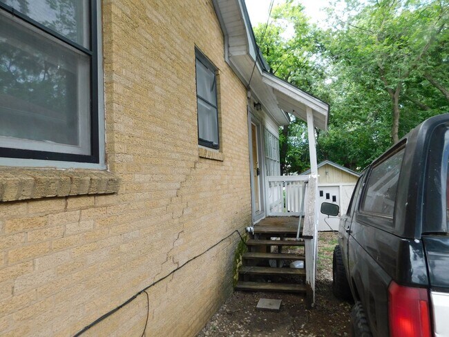 317 W 35th St Austin, TX 78705 photo 2
