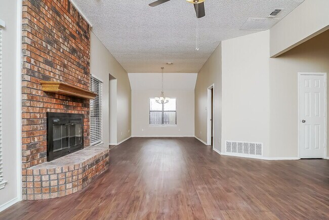 812 Ironsides Ln Blue Mound, TX 76131 photo 3