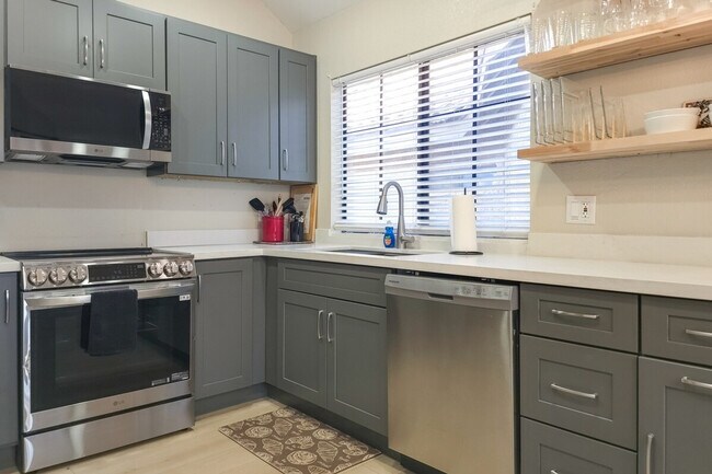 1001 N Pasadena photo 4