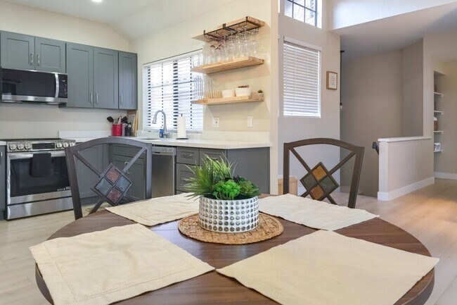 1001 N Pasadena photo 2