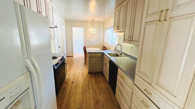 10460 Davison Ave Cupertino, CA 95014 photo 2