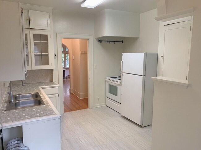 835 34th Ave Seattle, WA 98122 photo 2
