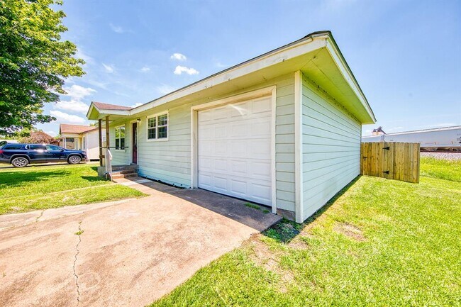 969 South Walker Street, Angleton, TX 77515 photo 3