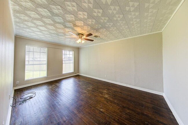 969 South Walker Street, Angleton, TX 77515 photo 5