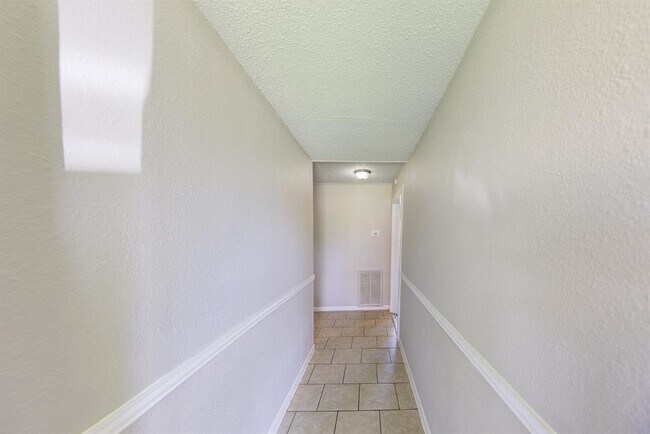969 South Walker Street, Angleton, TX 77515 photo 4