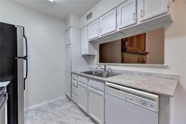 908 Poplar St Austin, TX 78705 photo 5