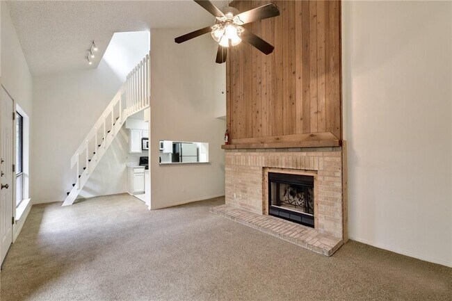 908 Poplar St Austin, TX 78705 photo 2