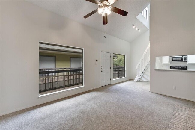 908 Poplar St Austin, TX 78705 photo 3