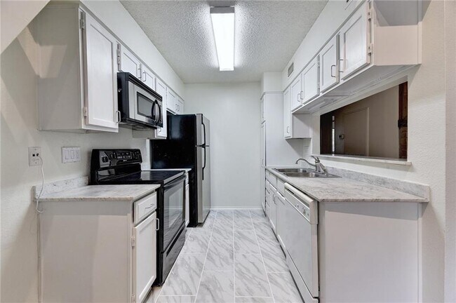 908 Poplar St Austin, TX 78705 photo 4