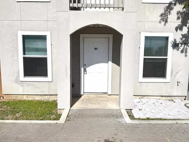 1627 N Navidad St San Antonio, TX 78201 photo 2