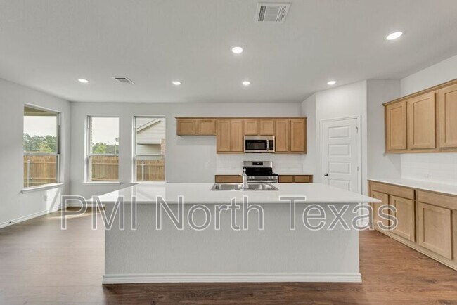 411 Wrangler Ln Denton, TX 76209 photo 4