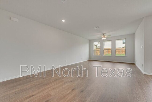 411 Wrangler Ln Denton, TX 76209 photo 2