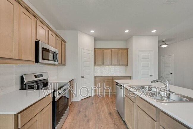 411 Wrangler Ln Denton, TX 76209 photo 5