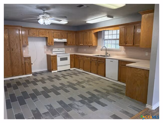 182 Oak Terrace Seguin, TX 78155 photo 2