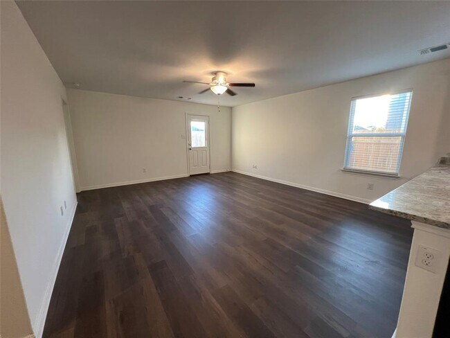 132 Maywood Ln Jarrell, TX 76537 photo 3
