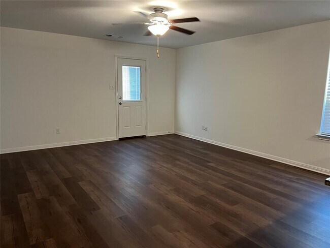 132 Maywood Ln Jarrell, TX 76537 photo 4