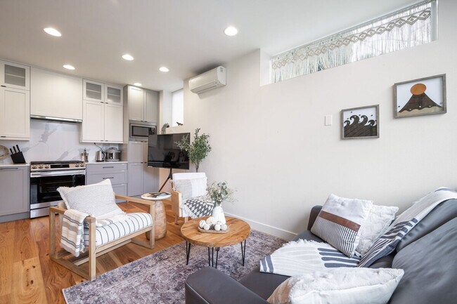 67C W Dravus St Seattle, WA 98119 photo 2