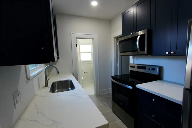1648 Hawthorne Street, Houston, TX 77006 photo 3