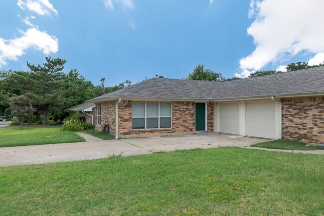 1704 Kynette Dr Euless, TX 76040 photo 2