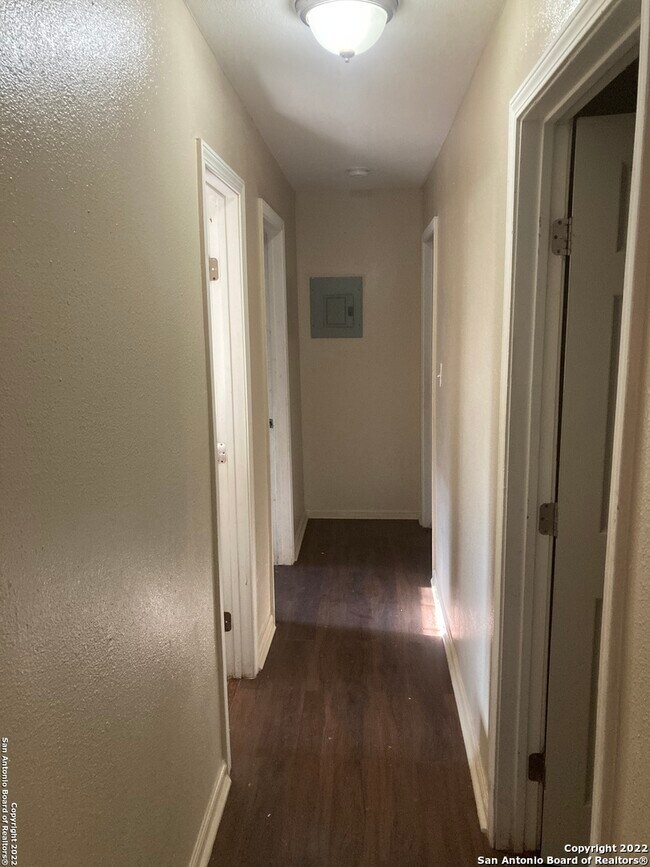 1606 Alametos San Antonio, TX 78201 photo 3