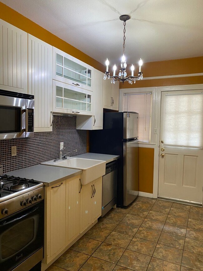 268 E Lullwood Ave San Antonio, TX 78212 photo 2