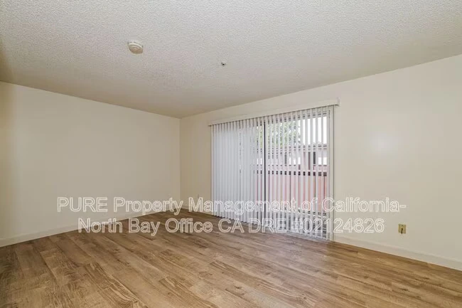 1645 Slater St Santa Rosa, CA 95404 photo 2