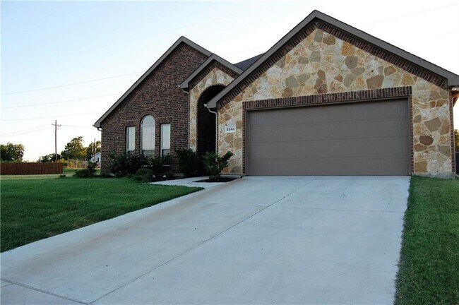 2201 Liriope Ln Waxahachie, TX 75165 photo 2