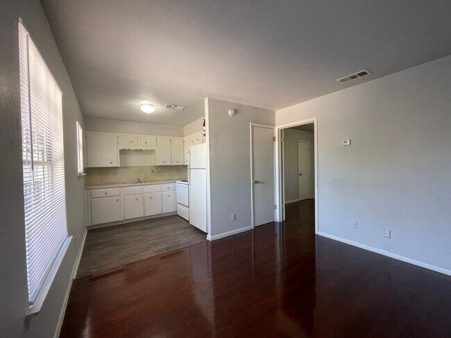 1405 N Gray St Killeen, TX 76541 photo 2