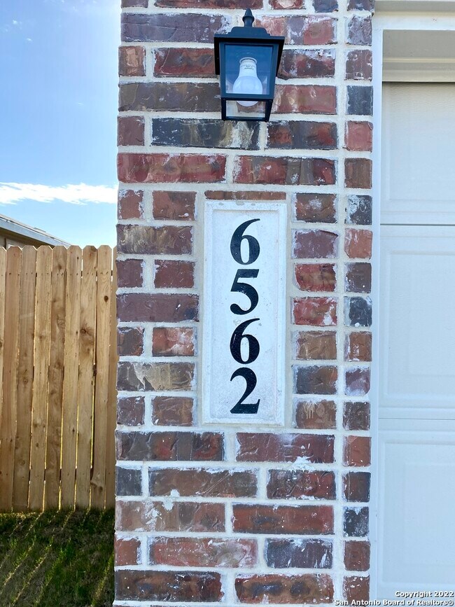 6562 Legato Curv San Antonio, TX 78252 photo 2