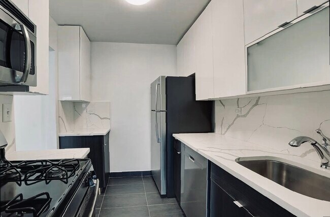 315 W 48th St New York, NY 10036 photo 2