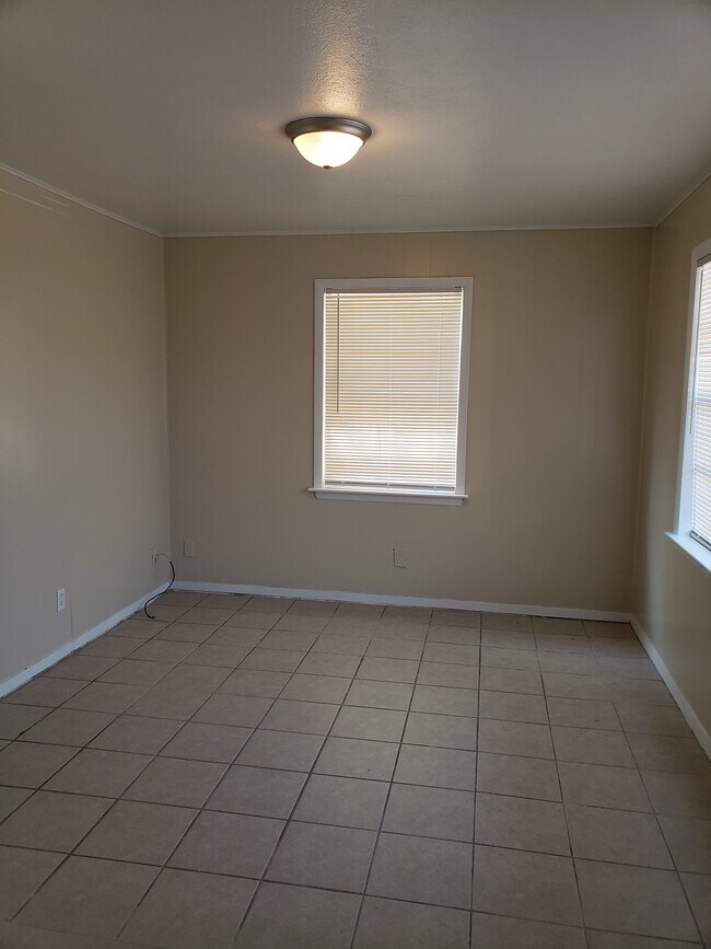 1201 N College St Killeen, TX 76541 photo 4