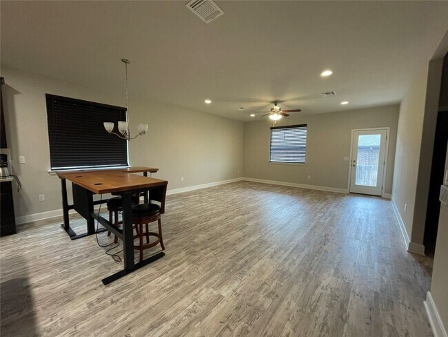 9109 Alex Ln Austin, TX 78744 photo 2