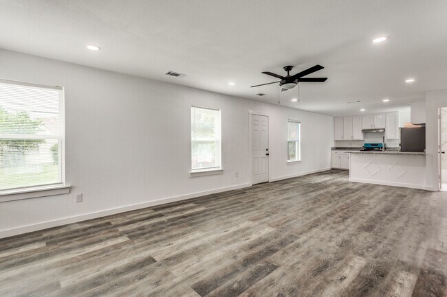 3303-3303 8th Ave Fort Worth, TX 76110 photo 4