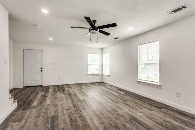 3303-3303 8th Ave Fort Worth, TX 76110 photo 2
