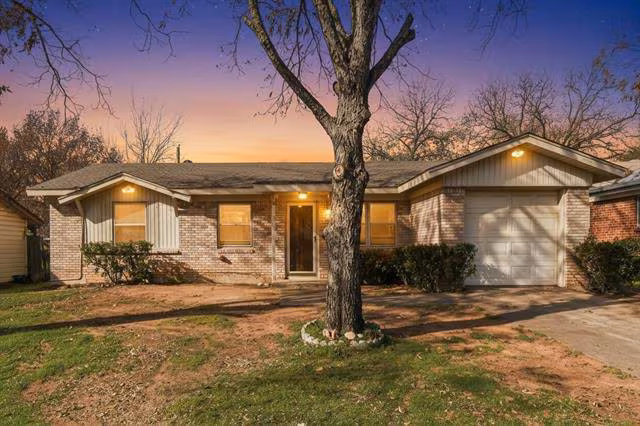 413 Simmons Dr Hurst, TX 76053 photo 2