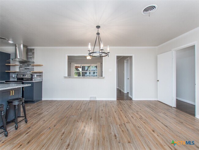 2604 N 11th St Temple, TX 76501 photo 2