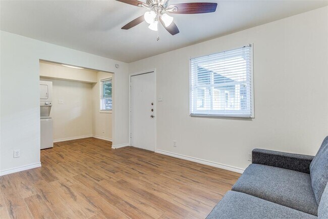 2401 Manor Rd Austin, TX 78722 photo 4