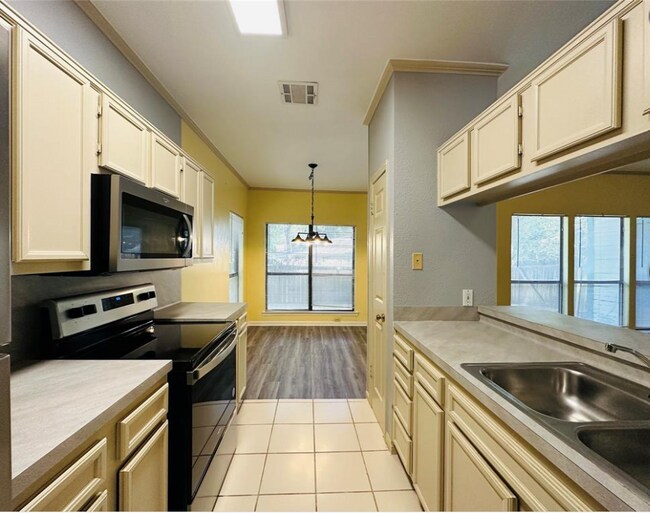 6501 Columbia Oaks Ct Austin, TX 78759 photo 2