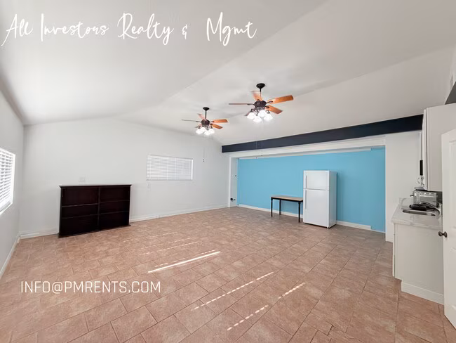 420 Hutchison St Vista, CA 92084 photo 2