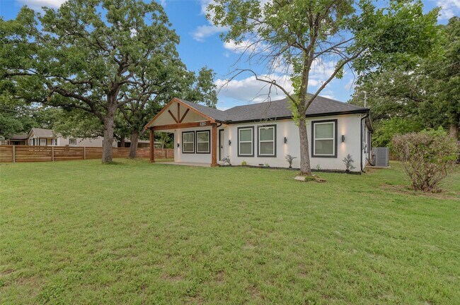1024 Greenlee St Denton, TX 76201 photo 3