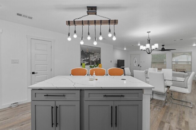 1024 Greenlee St Denton, TX 76201 photo 5