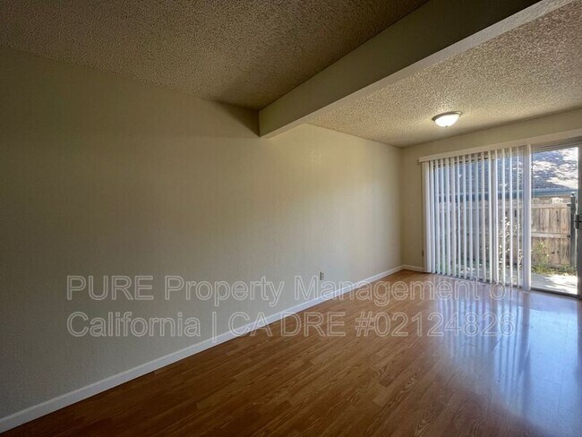 349 Wall Pl Santa Rosa, CA 95401 photo 4