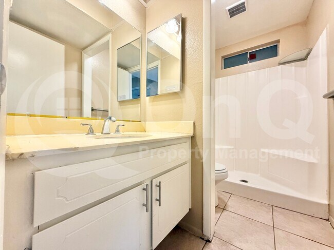 6630 S 42nd St Phoenix, AZ 85042 photo 5