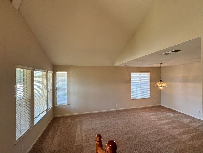 Beautiful 4 Bedroom / 3 Bath Lakes Discovery Bay Home photo 3