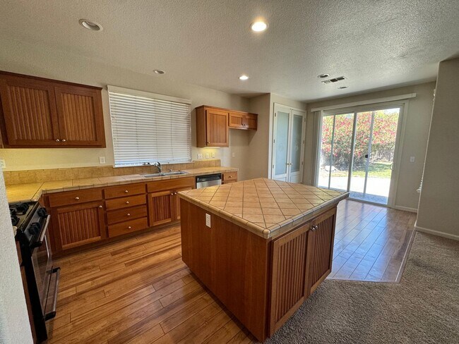 Beautiful 4 Bedroom / 3 Bath Lakes Discovery Bay Home photo 4
