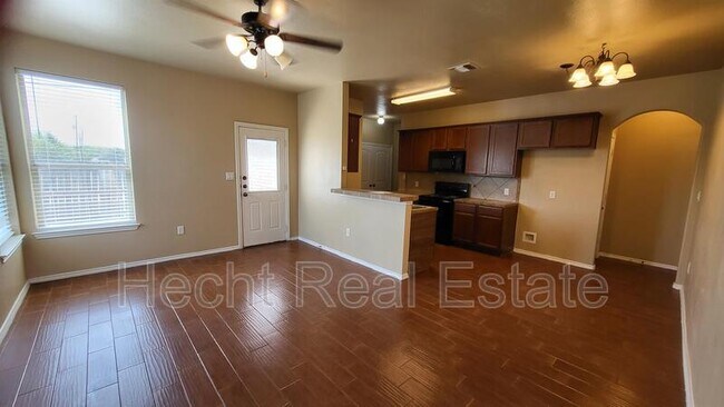 1207 Brown Rock Dr New Braunfels, TX 78130 photo 2