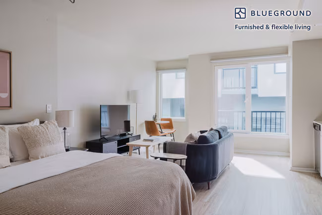 81 Clay St Seattle, WA 98121 photo 3