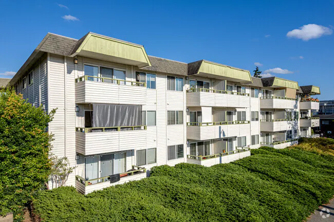 Mid-Century Modern West Seattle Apartment photo 2